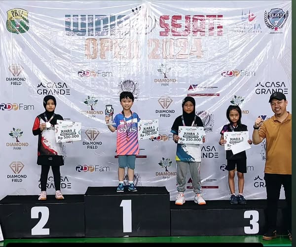 Liat yang di tengah itu? Namanya Efro